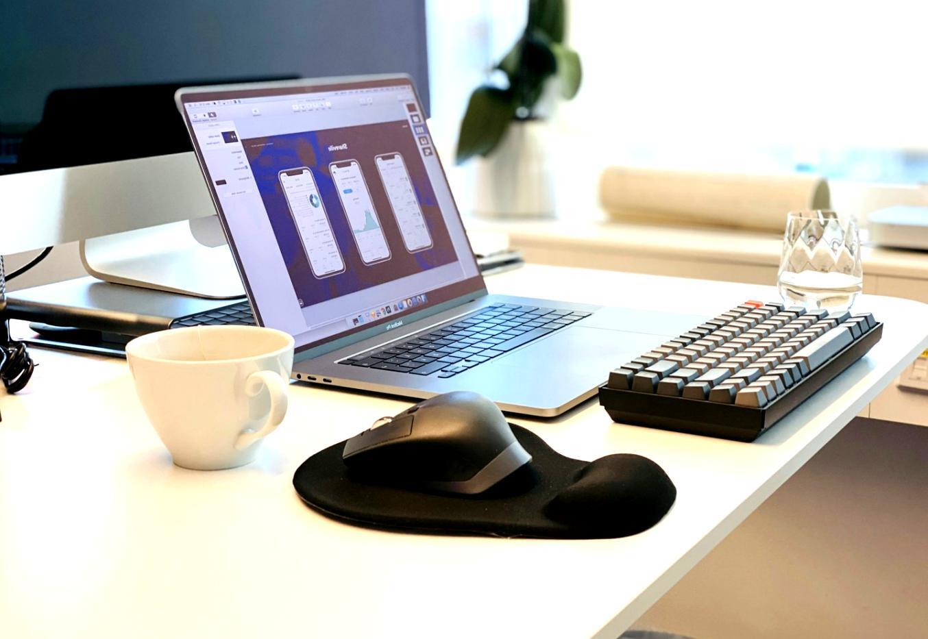 Equipo de asesores financieros trabajando en el diseño de planes de ahorro personalizados