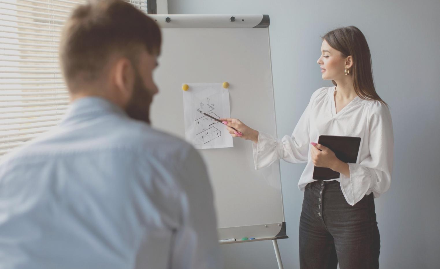 Herramientas de planificación financiera organizadas en mesa de trabajo